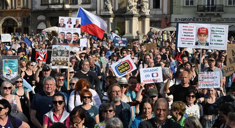Közpénzből a párt hangján, avagy a régi propaganda lebontása után azonnal ki kell építeni azt a rendszert, amely az új kormánytól is védi a közmédiát