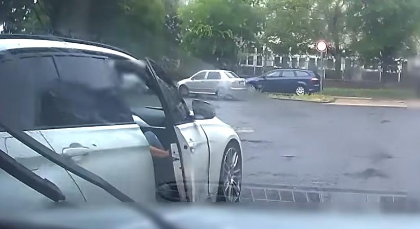 Rányitotta az ajtót a BMW utasa egy érkező kocsira Dunaújvárosban: érthetetlen, ami ezután történt – videó