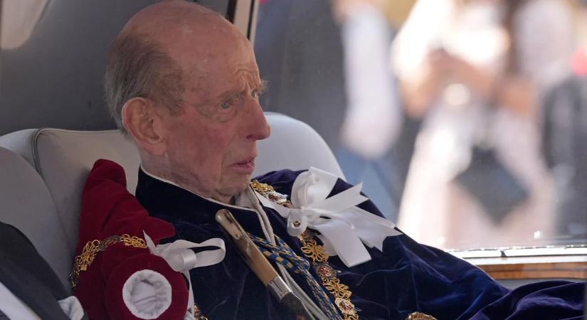 Ebből hatalmas balhé lesz! Kitört a királyi botrány: olyat tett a 90 éves herceg a Buckingham-palota erkélyén, amit még soha senki