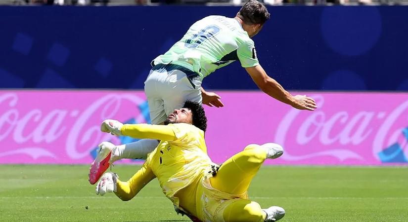 Megfagyott a levegő a stadionban, mozdulatlanul feküdt balesete után a kapus
