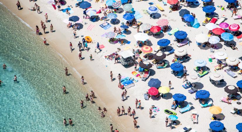 Betiltja a napernyőket egy olaszországi strand
