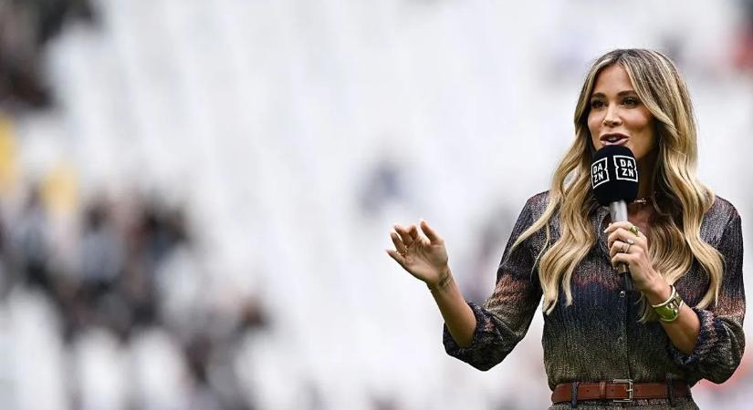 Túl rövid lett a ruci, a stadion közepén fotózták a szexi műsorvezetőt