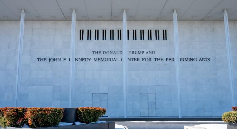 Fordulat: levették Donald Trump nevét az ikonikus épületről