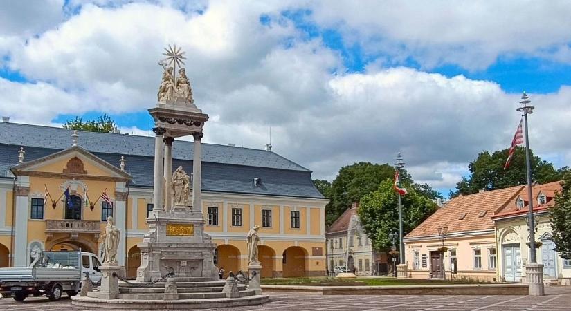 Átadták a felújított városházát Esztergomban