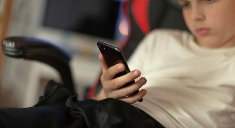 Ezeket a jeleket sok szülő figyelmen kívül hagyja – így kezdődik a telefonfüggőség