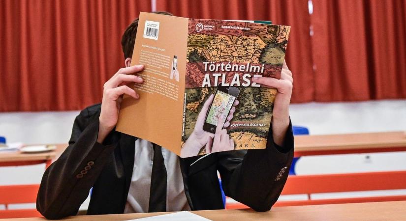 „A mai gyerek többet dolgozik, mint egy felnőtt” – Ajándékot vagy dicséretet érdemel a bizonyítvány?