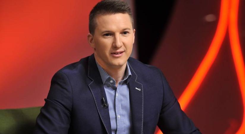 A magyar énekes a válása után barna bombázóba szeretett bele: együtt pózolt párjával az újságban