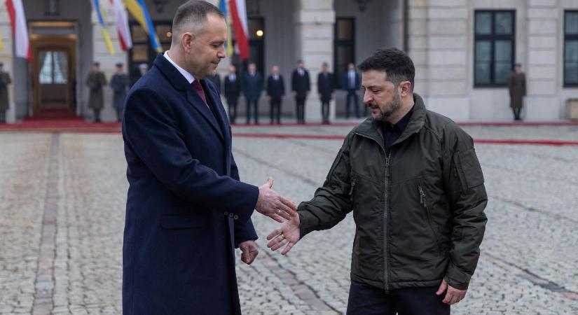 Kitört a botrány, Volodimir Zelenszkij a Lengyelországban népirtással vádolt világháborús ukrán harcosokról nevezett el egy katonai egységet