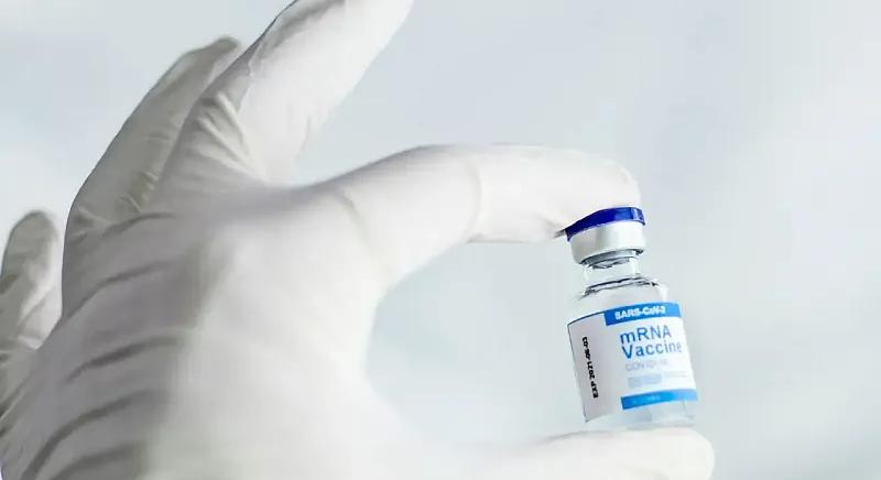 Először teszteltek embereken MI által tervezett vakcinát