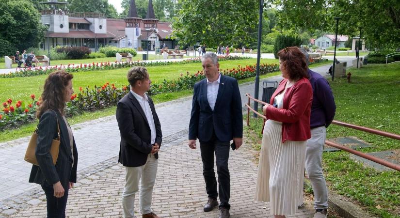 Év végén vissza kellett utalni a 300 milliós támogatást – új részletek derültek ki a hévízi szigetfürdő ügyében