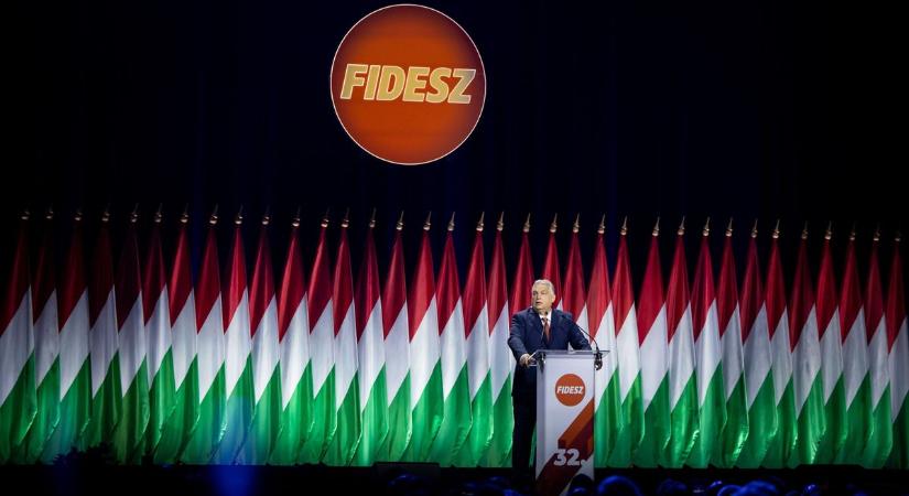 Visszatérő kritika, miért Orbán Viktor maradt a Fidesz elnöke, miközben a párt a megújulást hangoztatja. Gyakran hangzik el az is, hogy „Orbán Viktor túszul ejtette a Fideszt”