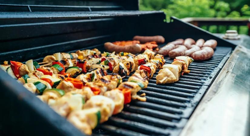 Ezzel az egyszerű trükkel megakadályozhatja, hogy a hús a grillrácsra ragadjon