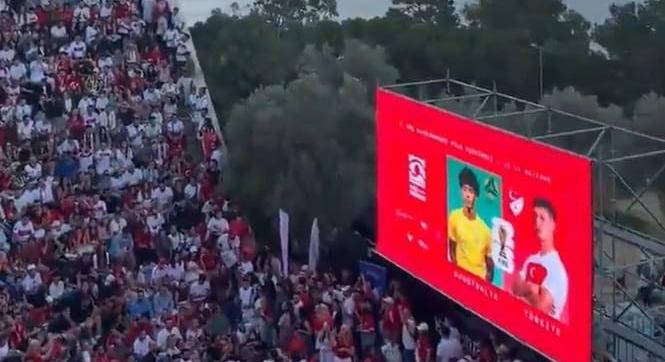 A török szurkolók a világ egyik legszebb szabadtéri kivetítőhelyén nézték végig az ausztrálok elleni vereséget