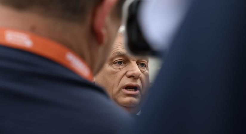 Orbán Viktor magához ragadta a kormányt és elvezette híveit sörözni