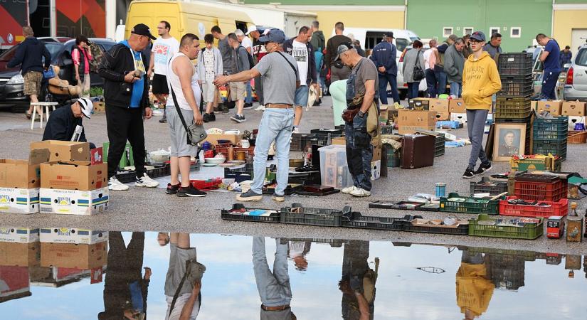Gumicsónak és a gumicsizma? Nem hittek a szemüknek a dorozsmai vásárban: tóvá változott a placc egy része