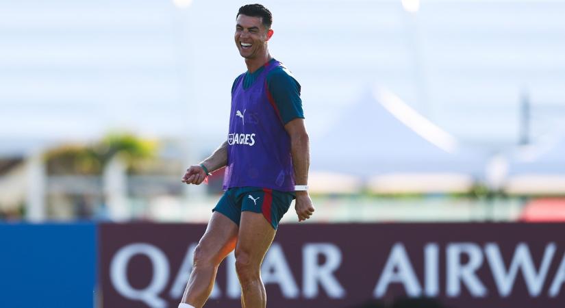 Cristiano Ronaldo brutális kockahasat villantott: így üzent kritizálóinak, bomba formában van, harcra kész a focivébén