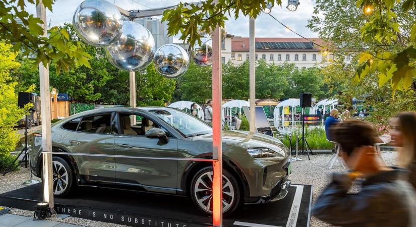 Budapestre érkezett az elektromos Porsche Cayenne Coupé
