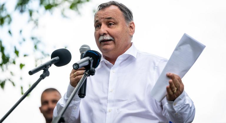 Gajdos László ledobta a zakót és a nyakkendőt, majd a kalózok közé állt