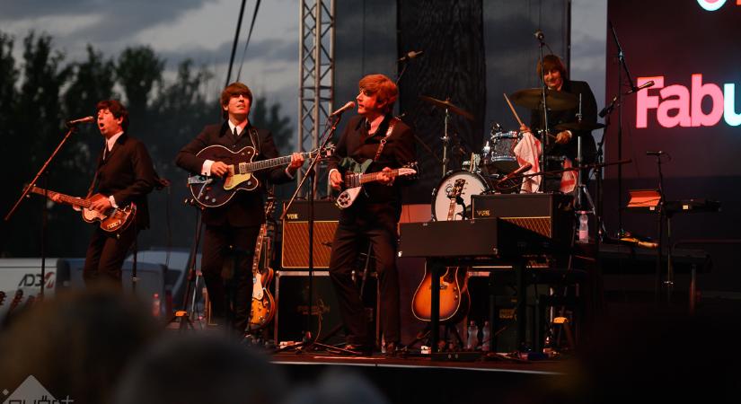 Vissza a hatvanas évekbe – amikor a The Bootleg Beatles életre kelti a legendát