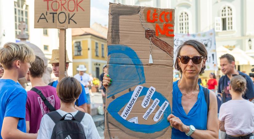 Csendes forradalom kezdődött a tanári szobákban, úgy tűnik, véget ér a lojális pártkatonák aranykora a magyarországi iskolák élén