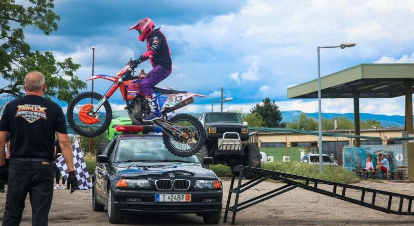 Dübörögtek a szörnyverdák: Egerbe érkezett a Monster Truck Show - extrém fotók  videó