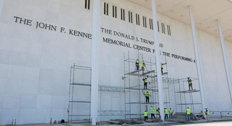 Bírósági döntés után leszedték Trump nevét a Kennedy Centerről