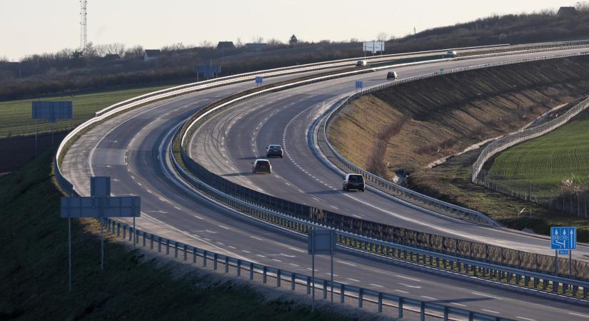Baleset miatt terelik a forgalmat az egyik fontos magyar sztrádán – Mutatjuk, hol lehet kerülni