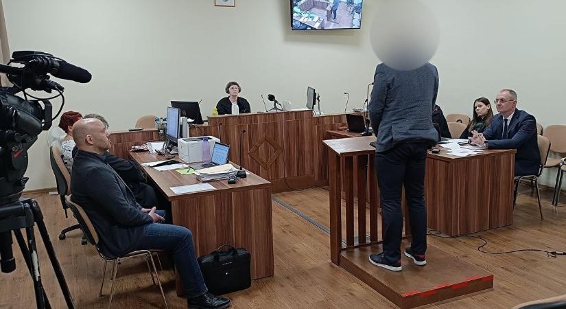 Kirúgta a 7 éves kisfiú lábát, majd lelocsolta – letöltendő börtönt kérnek a jászberényi karateedzőre