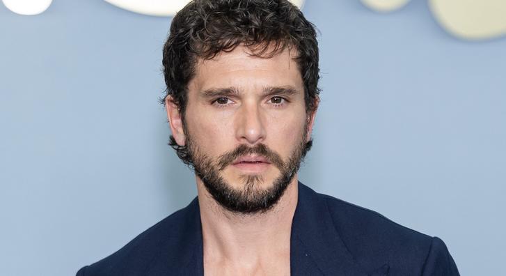 Kit Harington bevallotta, felfordult a gyomra, amikor intim jelenetet kellett forgatnia ezzel a színésznővel
