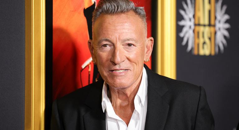 Bruce Springsteen élő adásban kért bocsánatot Bonótól