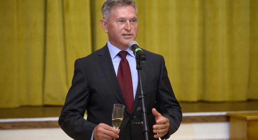 „Aki vállalja a parlamentet, ne panaszkodjon, ha estére szarszaga lesz”