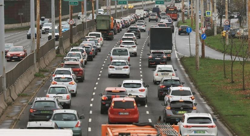 Baleset az M3-ason: két személyautó ütközött, leterelik a forgalmat!