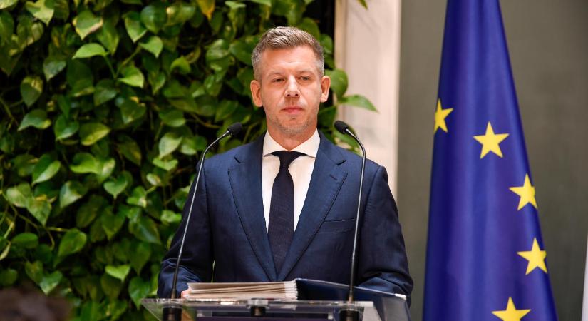 Magyar Péter dokumentumok bemutatásával reagált arra, hogy a Fidesz azt állította, csak trükköztek a vitnyédi migránstáborral