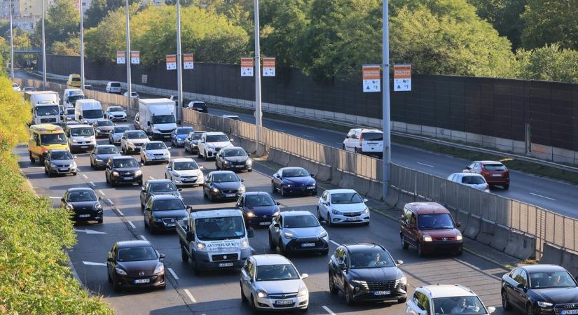 Ismét súlyos baleset történt! Két autó ütközött az M3-ason, lezárták a sztrádát