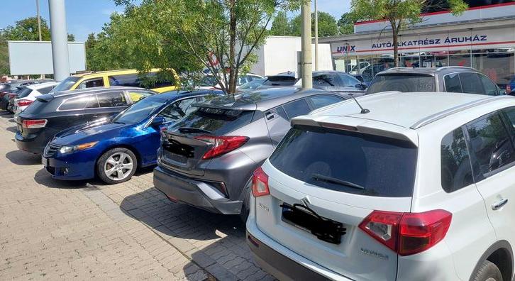 OLVASÓNKTÓL – Parkolási mizéria a kis Tescónál