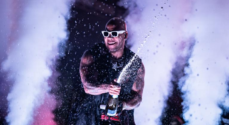 Flo Rida több üveg pezsgővel és egy hatalmas csokor rózsával érkezett Szegedre