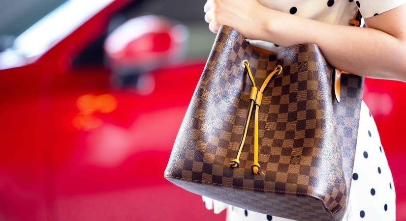 Bajban a Chanel és a Gucci: 50 millió vásárló tűnt el a luxuspiacról, miközben az EU digitális útlevelet adna a ruháknak