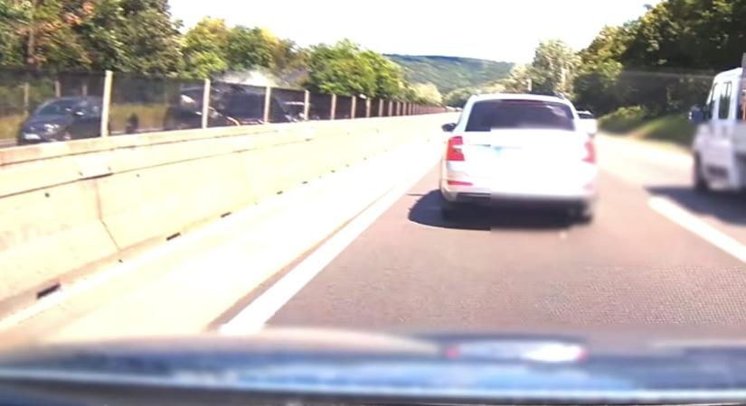 Videóra vették Gödöllőnél, ahogy egy telefonáló férfi mellett rohant bele egy autó az álló Mercedesbe