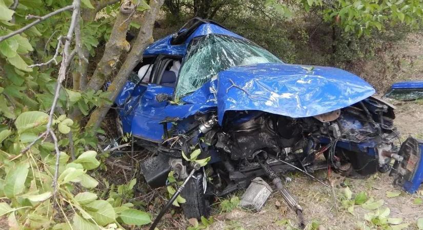 Brutális képeken a szalagkorlátot összegyűrő Audi S5: a 21 éves sofőr szörnyethalt