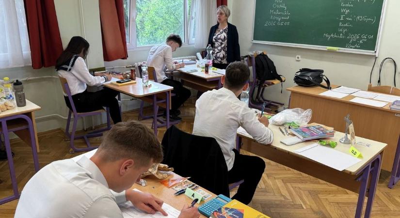 Mennyi pénzt illik adni érettségire 2026-ban, hogy a rokonok mosolya is őszinte legyen?