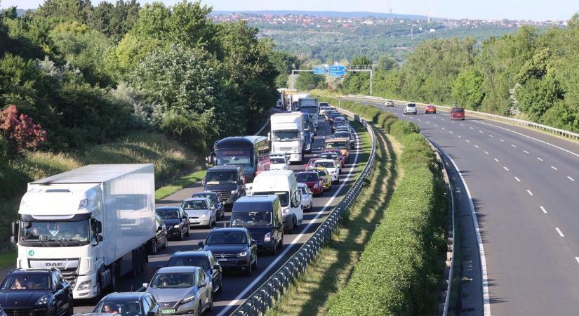 Tűz ütött ki, miután baleset történt az M0-son, mentők és tűzoltók is a helyszínre vonultak