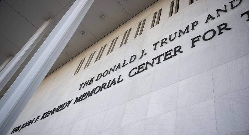 Trump neve egy éjszaka alatt tűnt el a süllyesztőben