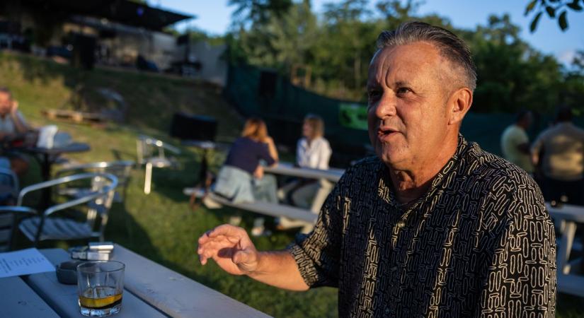 Borral és fülbemászó dallamokkal hódít Simecz Róbert mikrofesztiválja