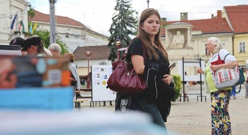 Mit keresett Dzsúdló a miskolci könyvhéten? (Fotó)