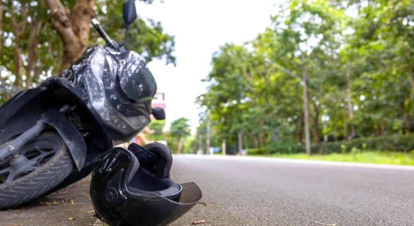 Mentőhelikoptert is riasztottak a motoros balesethez, teljes az útzár