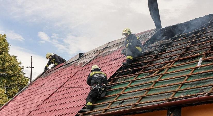 Nagy a baj: Megérkeztek az első fotók a kigyulladt ásványrárói halászcsárdásról