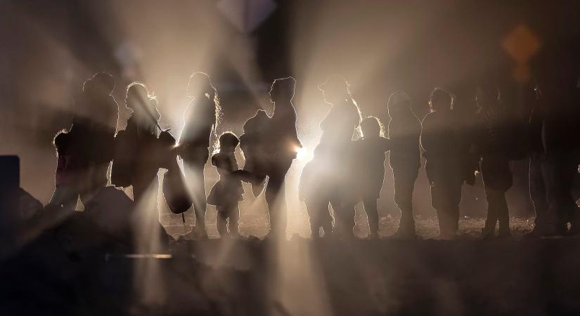 Fidesz: Magyar Péter össze-vissza beszél, nincs migránstábor Magyarországon