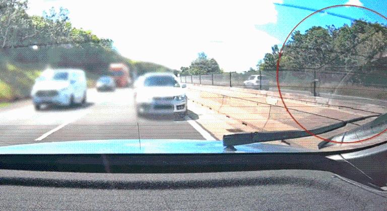 Videón, ahogy az M3-as autópályán teljes sebességgel belerohannak egy belső sávban lerobbant autóba