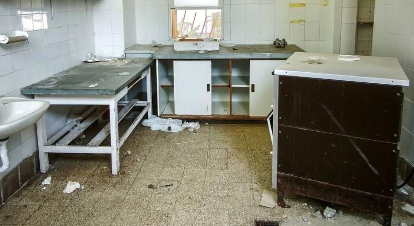 Érthetetlen miért hagyták teljesen értéktelenül tönkremenni ezt a régi nyaralót a Balaton partján