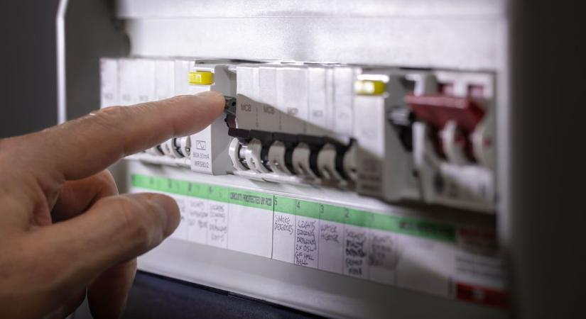 Sötét órák jönnek Tolnában: több településen is órákon át tartó áramszünetek lesznek